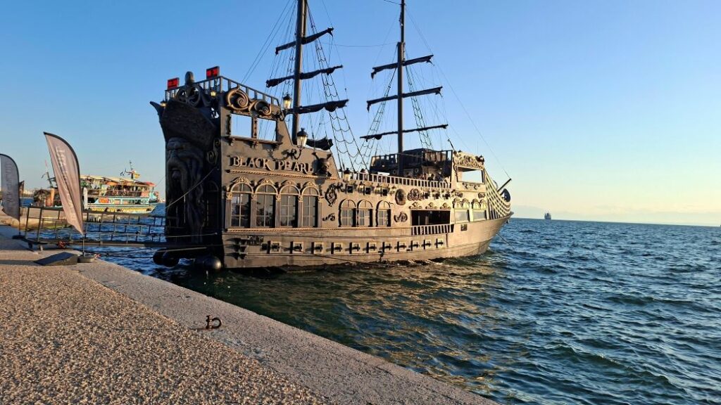 Piratenschiff Black Pearl in Thessaloniki mit Captain Jack Sparrow