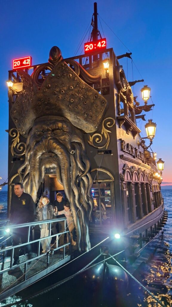 Piratenschiff Black Pearl in Thessaloniki mit Captain Jack Sparrow