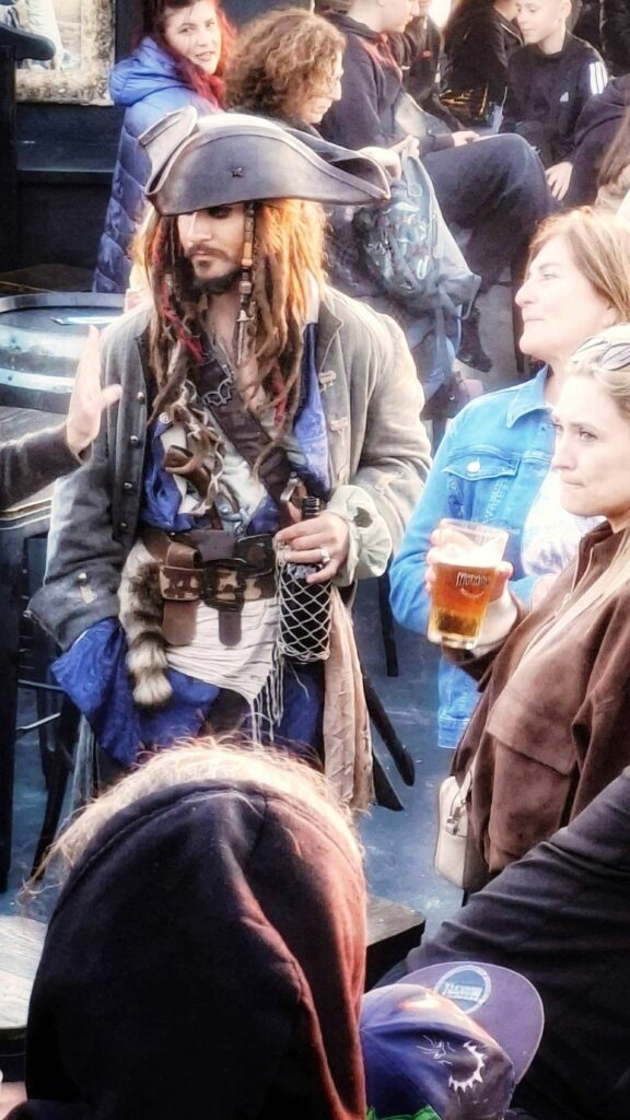 Piratenschiff Black Pearl in Thessaloniki mit Captain Jack Sparrow