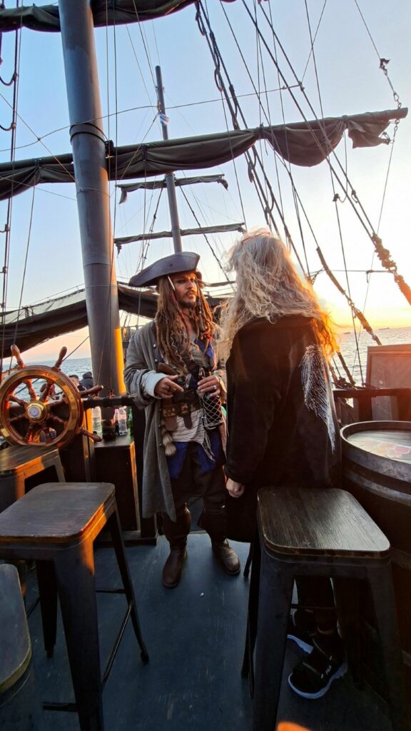 Piratenschiff Black Pearl in Thessaloniki mit Captain Jack Sparrow