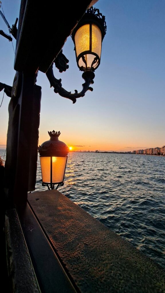 Piratenschiff Black Pearl in Thessaloniki mit Captain Jack Sparrow